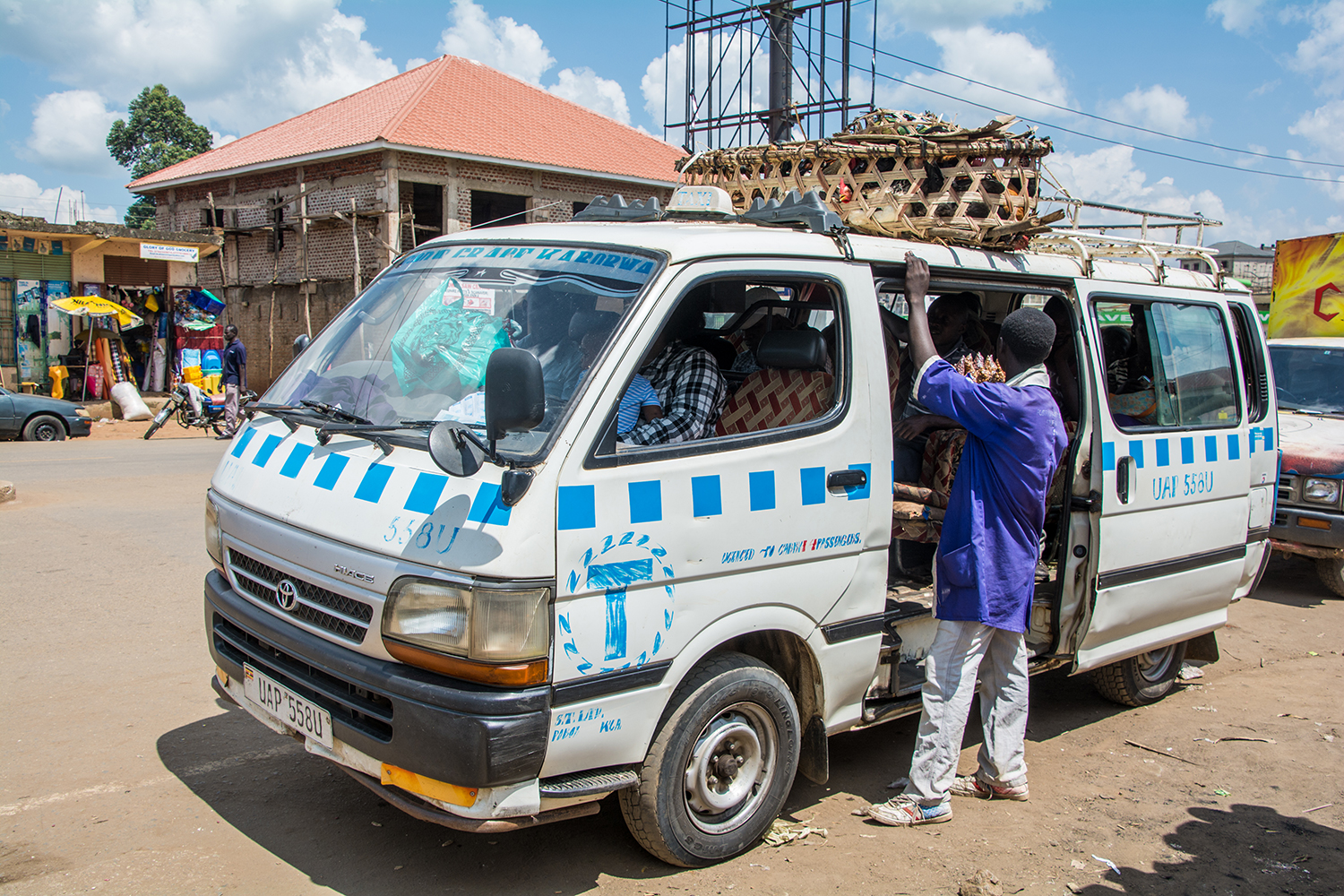 ウガンダのタクシー(マタツ)